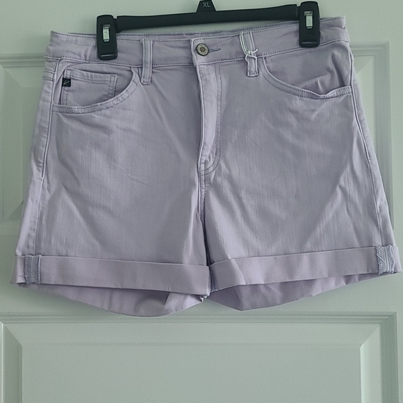 KanCan Pants - NWT KanCan Malani Cuffed Short SizE 12